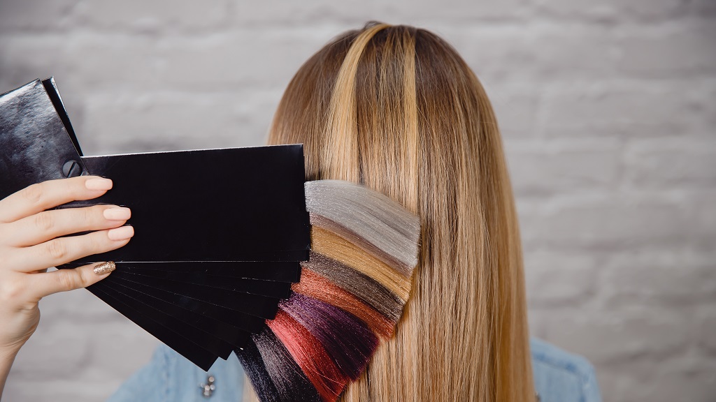 Nowoczesne techniki koloryzacji włosów: przewodnik po najnowszych trendach i produktach